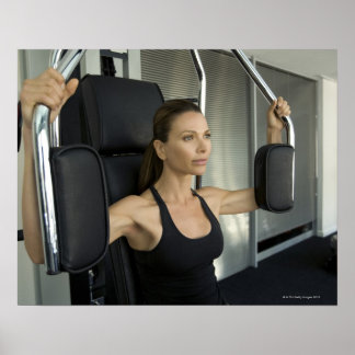 Frauen, die in einem Fitnessstudio arbeiten Poster