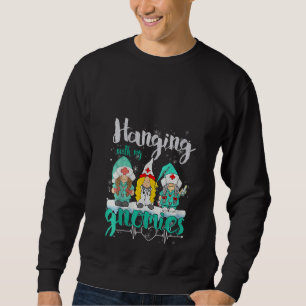 Frauen, die mit Gnomies Nurse Heart Stethoscop Sweatshirt