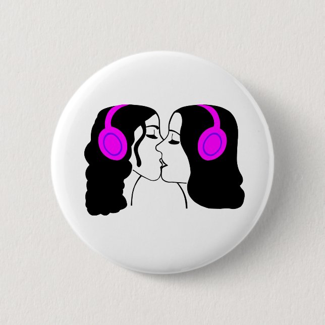 Frauen, die tragende Kopfhörer küssen Button (Vorderseite)