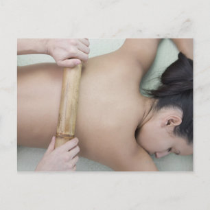 Frauen, die Wellness-Center erhalten Postkarte