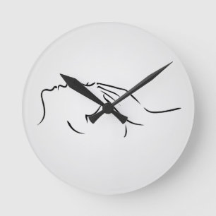 Frauen, die Wellness-Center erhalten Runde Wanduhr