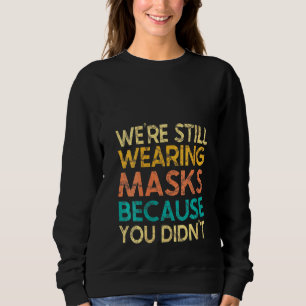 Frauen, die wir noch immer Masken tragen, weil Sie Sweatshirt