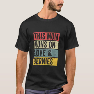 Frauen Diese Mama findet auf der Liebe statt und B T-Shirt