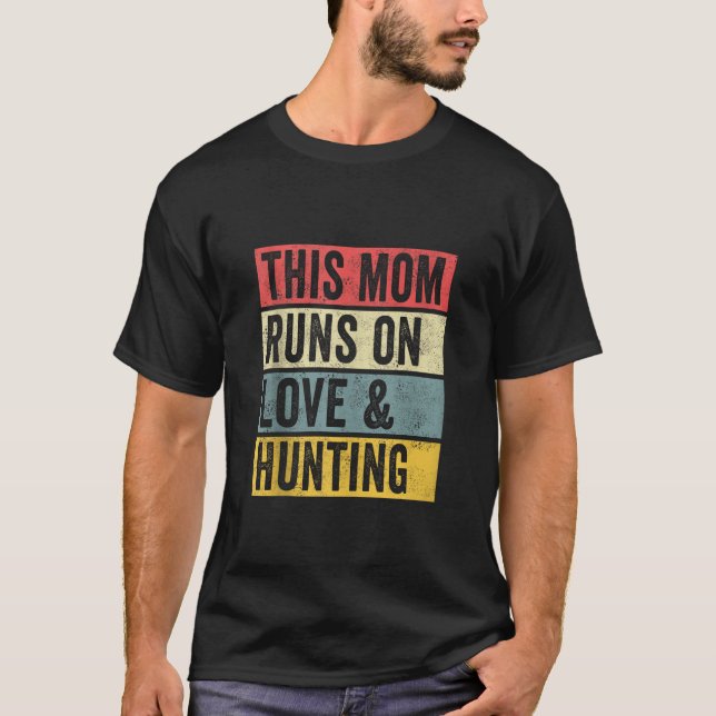 Frauen Diese Mama läuft auf Liebe und Jagd Jäger N T-Shirt (Vorderseite)