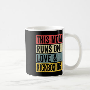 Frauen Diese Mutter läuft auf Liebe und Kickboxen  Kaffeetasse