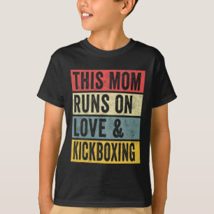Frauen Diese Mutter läuft mit Liebe und Kickboxen T-Shirt