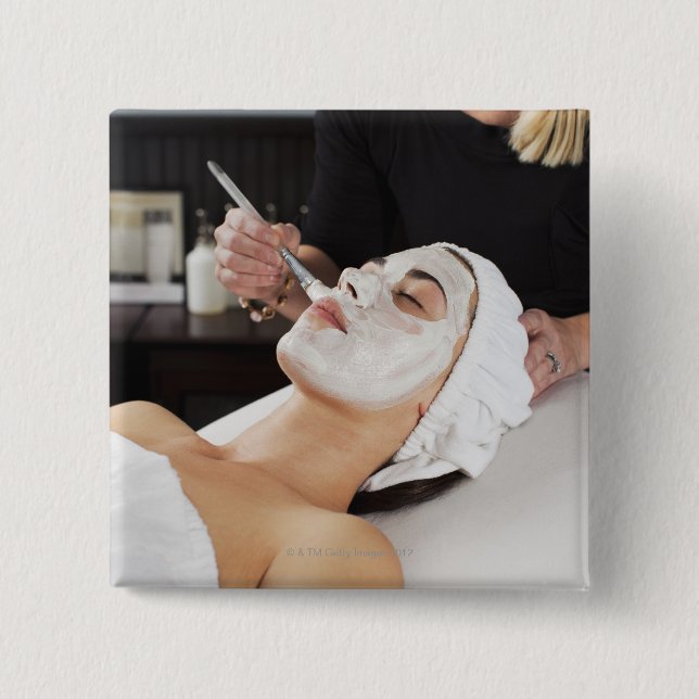 Frauen erhalten Wellness-Center Behandlung. Button (Vorderseite)