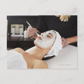 Frauen erhalten Wellness-Center Behandlung. Postkarte