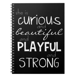 Frauen-Ermächtigungs-starkes schönes "sie ist" Notizblock