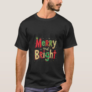Frauen frohe und helle Weihnachtsbaumleuchten T-Shirt