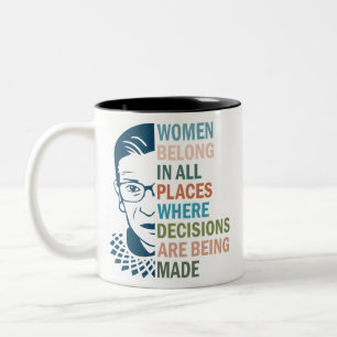 Frauen gehören an allen Orten, an denen Entscheidu Zweifarbige Tasse