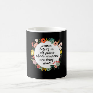 Frauen gehören an allen Orten Kaffeetasse