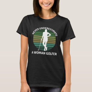 Frauen Golfer Stehenden Golfklubs nie unterschätze T-Shirt