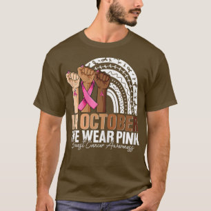 Frauen Hand Im Oktober tragen wir rosa Brustkrebs T-Shirt