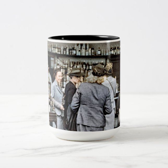 Frauen im Bar an Bord Kunst 1939 Zweifarbige Tasse (Mittel)