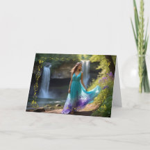 Frauen in Aquamarinem Kleid am Wasserfall Geburtst