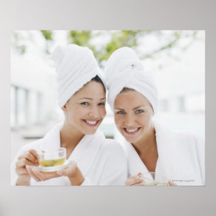 Frauen in Bademantel trinken Tee im Wellness-Cente Poster
