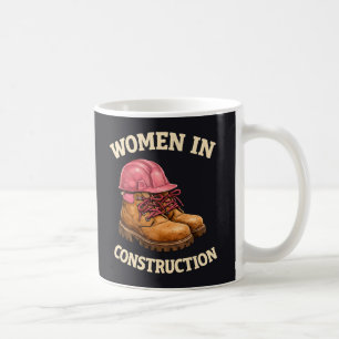 Frauen in Bauarbeitsstiefeln und Schutzhelm Kaffeetasse