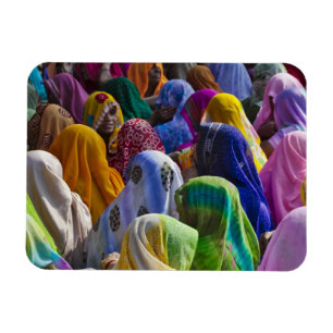 Frauen in bunten Saris versammeln sich Magnet