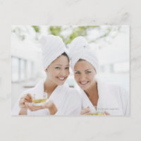 Frauen in den Bademäntel Tee am Wellness-Center