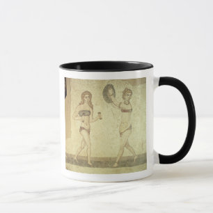 Frauen 'in den Bikinis Tasse