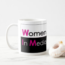 Frauen in der medienklassischen Tasse