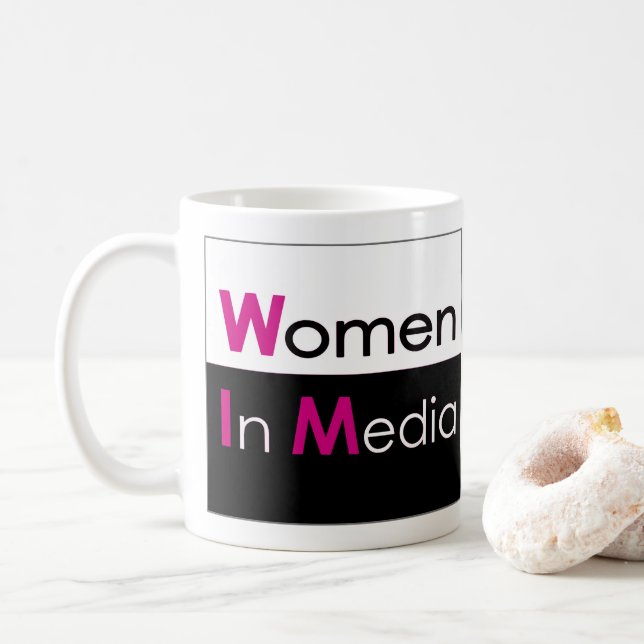 Frauen in der medienklassischen Tasse (Mit Donut)