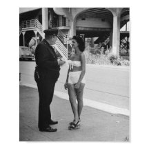 Frauen in einem Anzug bekommen ein Ticket