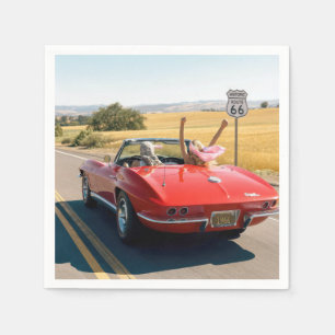 Frauen in einem roten Corvette 1966 auf der Route  Serviette