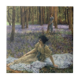 Frauen in einem Wald von Bluebell-Blume Fliese