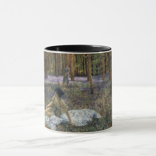 Frauen in einem Wald von Bluebell-Blume Tasse (Zentrum)