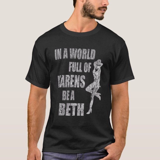 Frauen in einer Welt voller Karens sind Beth T-Shirt (Vorderseite)