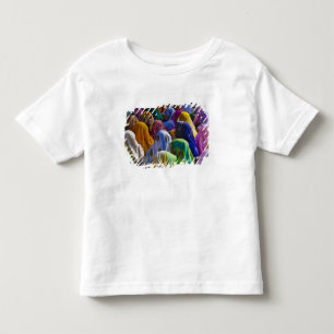 Frauen in farbenfrohen Saris versammeln sich Kleinkind T-shirt