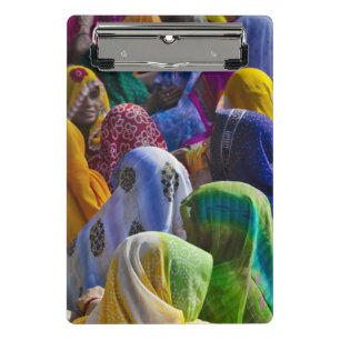 Frauen in farbenfrohen Saris versammeln sich Mini Klemmbrett