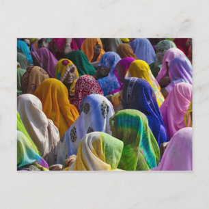 Frauen in farbenfrohen Saris versammeln sich Postkarte