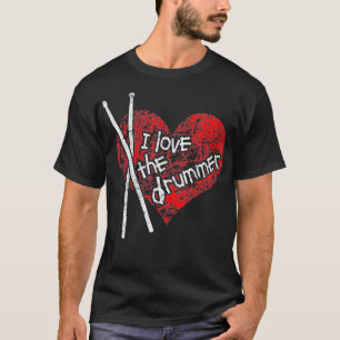 Frauen in Liebe mit Schlagzeuger, rotes Herz und D T-Shirt