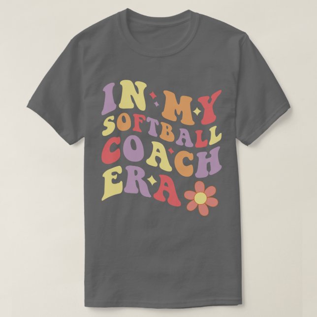 Frauen in meinem Softball-Trainer Era Funny T-Shirt (Design vorne)