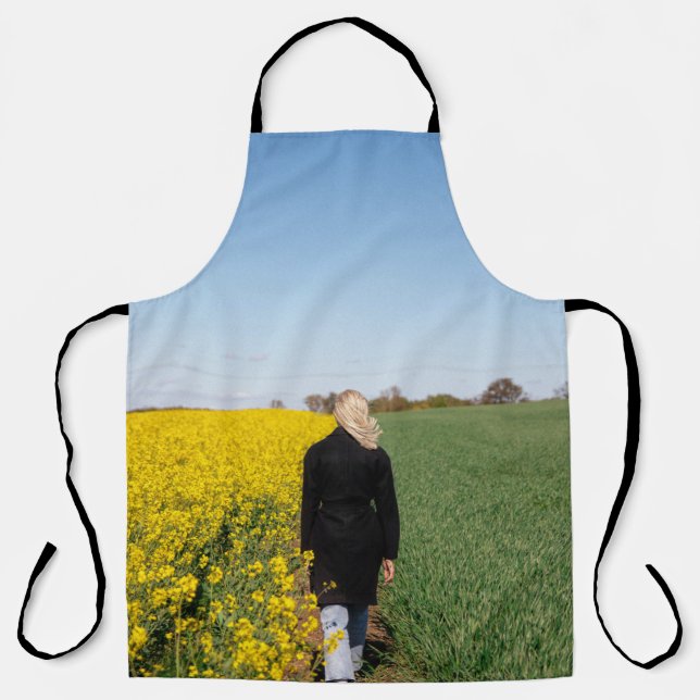 Frauen in schwarzem Mantel stehend auf grünem Gras Schürze (Vorderseite)