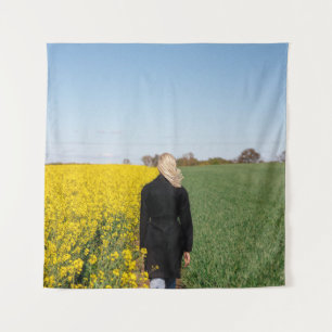 Frauen in schwarzem Mantel stehend auf grünem Gras Wandteppich