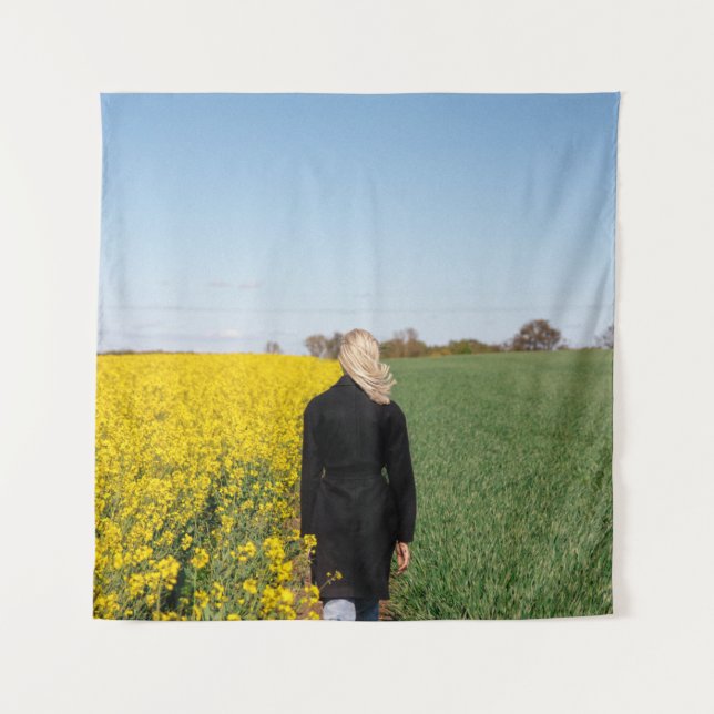 Frauen in schwarzem Mantel stehend auf grünem Gras Wandteppich (Vorderseite)