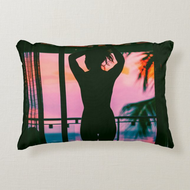 Frauen in schwarzem Panzeroberteil und Hosen auf B Dekokissen (Vorderseite)