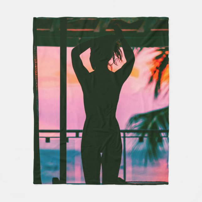 Frauen in schwarzem Panzeroberteil und Hosen auf B Fleecedecke (Vorderseite)