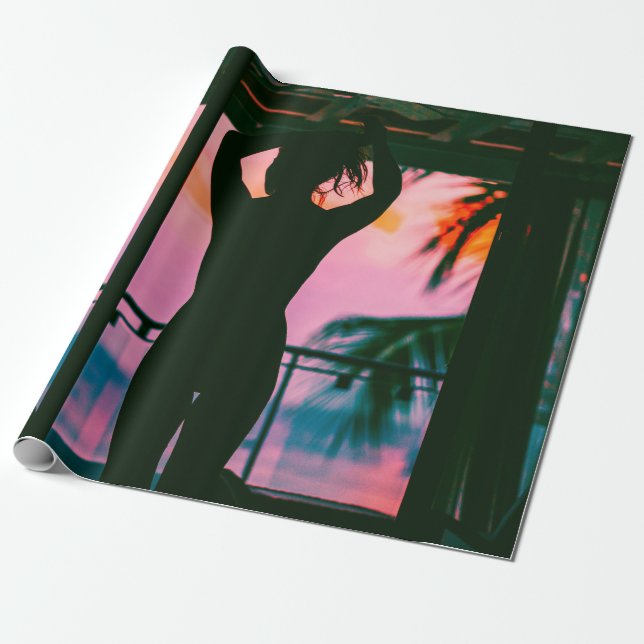 Frauen in schwarzem Panzeroberteil und Hosen auf B Geschenkpapier (Ungerollt)