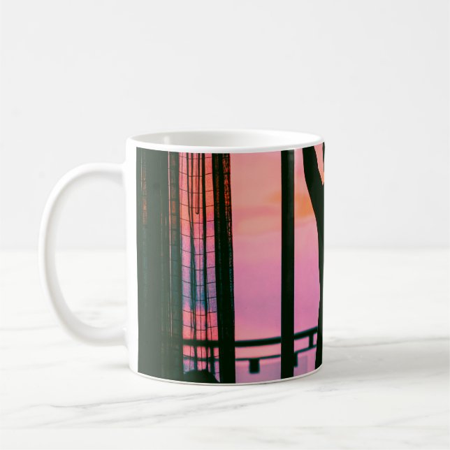 Frauen in schwarzem Panzeroberteil und Hosen auf B Kaffeetasse (Links)