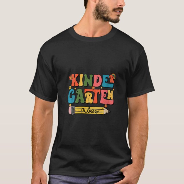 Frauen Kindergarten Vibes - Kinder Team Retro Firs T-Shirt (Vorderseite)