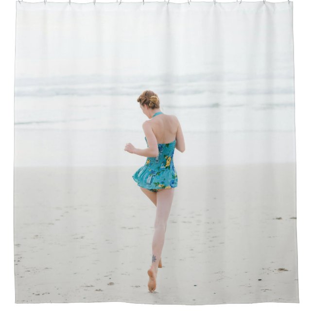 Frauen laufen am Strand Duschvorhang (Vorderseite)