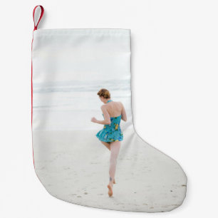 Frauen laufen am Strand Kleiner Weihnachtsstrumpf