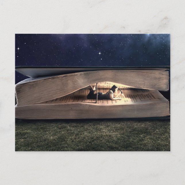 Frauen lesen im Buch in der Nacht Postkarte (Vorderseite)