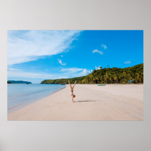 Frauen machen Akrobatik am Meer in der Nähe des Be Poster