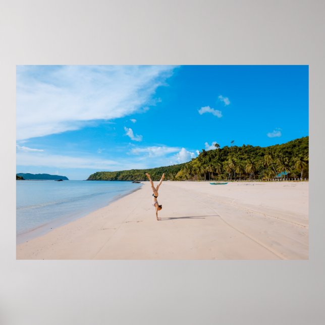Frauen machen Akrobatik am Meer in der Nähe des Be Poster (Vorne)